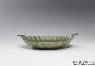 图片[2]-Jade plate with floral rim and two handles, India-China Archive